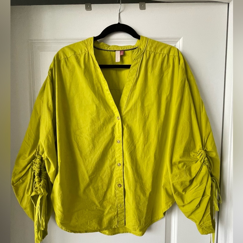 Blouse with gathered sleeve detail
